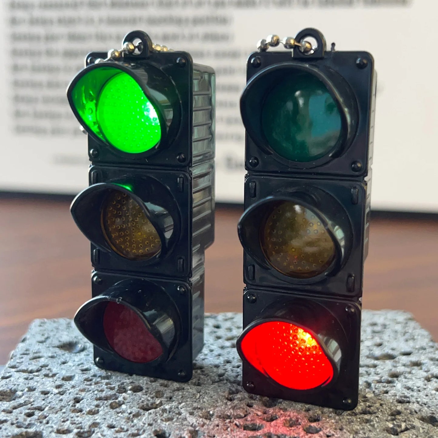 [1–2PCS] LED Traffic Light Toy Keychain – Kids Learning Gift with Lights 🚦