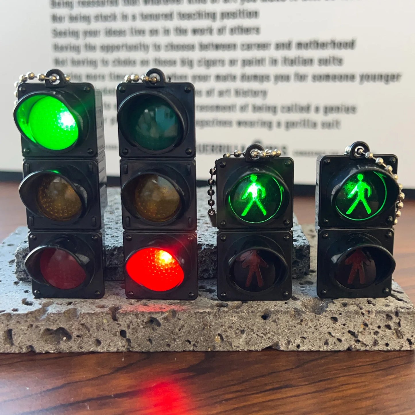 [1–2PCS] LED Traffic Light Toy Keychain – Kids Learning Gift with Lights 🚦